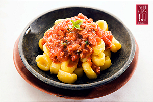 NHOQUE DE MANDIOQUINHA COM RAGÚ DE LINGUIÇA