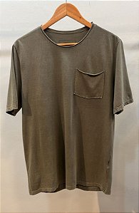 T-Shirt Masculina Bolso Oliva