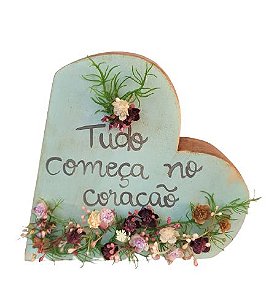 Coracao de Madeira para mesa com flores artificiais G