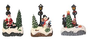 VILA NATALINA - TRIO DE ESCULTURAS NATALINAS COM PAPAI NOEL, BONECO DE NEVE E CANTOR COM LED