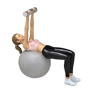 ESCULTURA DECORATIVA MULHER FIT COM BOLA DE PILATES