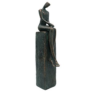 ESCULTURA DECORATIVA MULHER SENTADA EM RESINA G