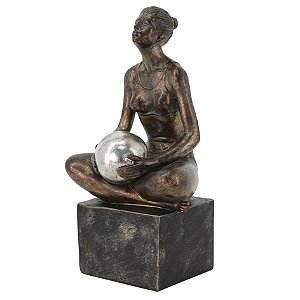 ESCULTURA MULHER COM ESFERA DECORATIVA DE RESINA BRONZE