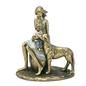 ESCULTURA MAE E FILHO COM CACHORRO DECORATIVA