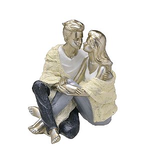 ESCULTURA CASAL SENTADO COM TRICO DECORATIVO EM RESINA