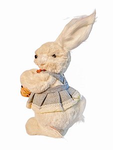 Coelha em Pelucia com vestido e cesta de ovos
