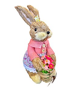 Coelha Palha com vestido rosa e cesto de flores