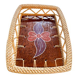 BANDEJA RETANGULAR RATTAN E CERAMICA FLORAL PINTADA A MAO