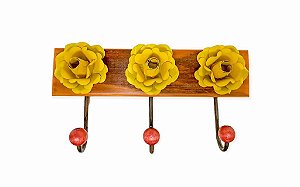 CABIDEIRO DECOR COM FLORES DE METAL AMARELA E MADEIRA PEROBA