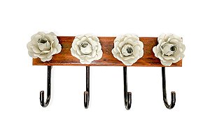 CABIDEIRO DECOR COM 4 FLORES DE METAL BRANCA P E MADEIRA