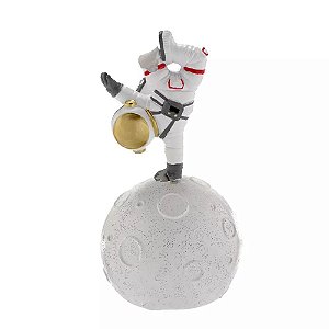 ESCULTURA ASTRONAUTA DECORATIVO BRINCANDO NA LUA COLORIDO