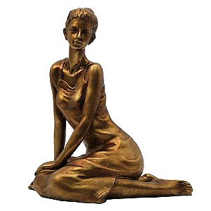 ESCULTURA DE MULHER SENTADA EM RESINA BRONZE