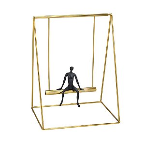 ESCULTURA HOMEM NA BALANÇA EM METAL E RESINA DOURADO E PRETO