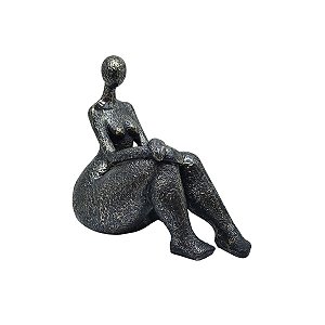 ESCULTURA DECORATIVA MULHER SENTADA EM RESINA GRAFITE 14cm