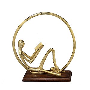 ESCULTURA DECOR HOMEM LENDO EM MADEIRA/METAL DOURADO/MADEIRA