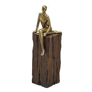 ESCULTURA HUMANO SENTADO NA BASE DECORATIVA 27CM EM RESINA