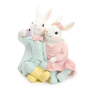 ESCULTURA CASAL DE COELHOS SENTADOS SELFIE EM RESINA 15cm