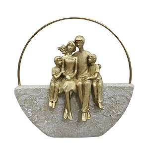 ESCULTURA DECOR FAMILIA EM RESINA CASAL C DOIS MENINOS 23CM