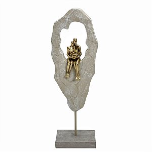 ESCULTURA DECORATIVA CASAL EM RESINA AREIA E DOURADO 37CM