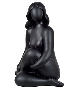 ESCULTURA DECORATIVA MULHER SENTADA EM RESINA PRETO 36CM
