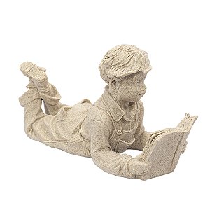 ESCULTURA DECORATIVA MENINO LENDO EM RESINA 17X21CM  LUCATTI