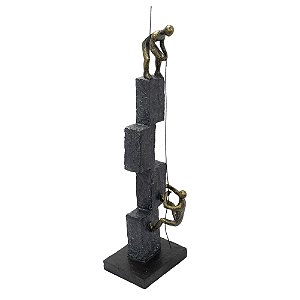 ESCULTURA EM RESINA DOURADA COM BASE PRETA 50 CM LUCATTI