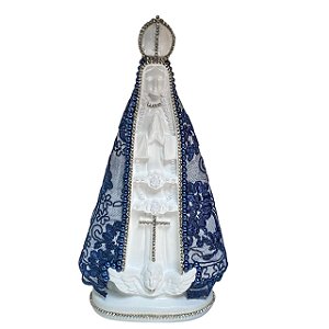 ESCULTURA NOSSA SRA APARECIDA BRANCA COM RENDA TRABALHADA DE AZUL 30CM