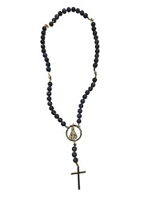 Terço Decorativo Pedras Naturais Azul e Medalha Nsa Senhora 55cm