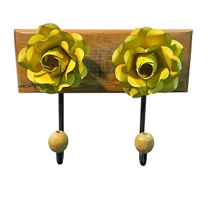 CABIDEIRO GANCHO 2 FLORES METAL AMARELA EM MADEIRA PEROBA