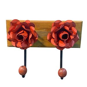 CABIDEIRO GANCHO 2 FLORES METAL VERMELHO EM MADEIRA PEROBA