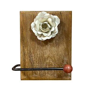 GANCHO RUSTICO MADEIRA DE PEROBA COM FLOR DE METAL BRANCA