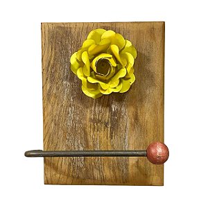 GANCHO RUSTICO MADEIRA DE PEROBA COM FLOR DE METAL AMARELA