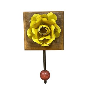 CABIDEIRO GANCHO 1 FLOR DE METAL AMARELA E MADEIRA PEROBA