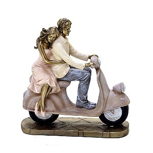 ESCULTURA CASAL DECORATIVO NA MOTO EM RESINA