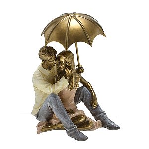 ESCULTURA CASAL DECORATIVO COM GUARDA-CHUVA EM RESINA