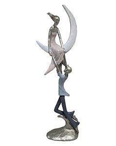 ESTATUETA CASAL EM RESINA SENTADO NA LUA