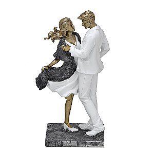 ESCULTURA CASAL DECORATIVO EM RESINA