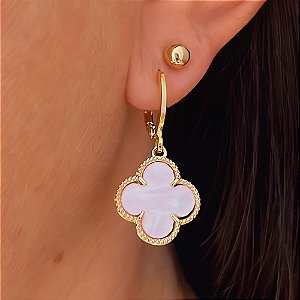 Brinco de Argola Trevo Madrepérola Rosa Banhado a Ouro 18k