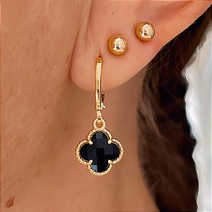 Brinco de Argola Mini Trevo Preto Banhado a Ouro 18k
