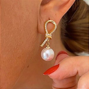 Brinco Pérolas Laço e Zircônias Banhado a Ouro 18k
