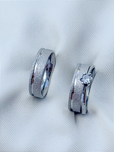 Par de aliança Delicate 5mm + Solitário - Aço Inox