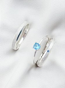 Par de Aliança Diamantada com Pedra + Solitário Azul - Prata 950