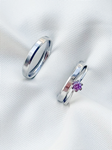 Par de Aliança Chanfrada + Solitário Roxo - Aço Inox