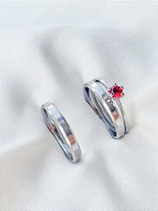 Par de Aliança Chanfrada + Solitário Vermelho - Aço Inox