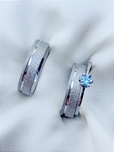 Par de aliança Delicate 5mm + Solitário Azul - Aço Inox