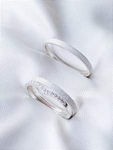 Par de aliança diamantada 2mm + Solitário Cravejado V - Prata 950