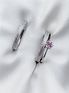 Par de Aliança Joy 3mm + Solitário Rosa - Aço Inox