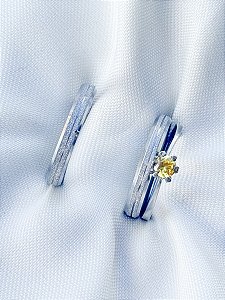 Par de Aliança Joy 3mm + Solitário Amarelo - Aço Inox