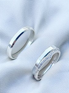 Par de Aliança Chanfrada + Solitário cravejado em V - Prata 950