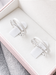 Par de aliança diamantada 2mm + solitários cravejados V - Prata 950